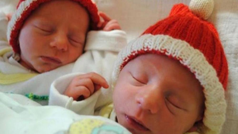 В новогоднюю ночь это возможно: близнецы родились в разных десятилетиях