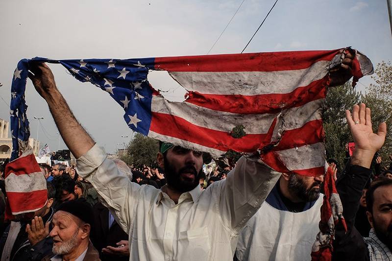 В Багдаде тысячи людей вышли на церемонию прощания с погибшими при атаке США