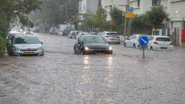 Тель-Авив затопило: улицы превратились в реки