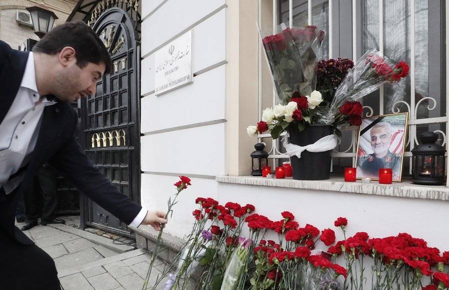 Москвичи несут цветы к посольству Ирана после убийства генерала Сулеймани