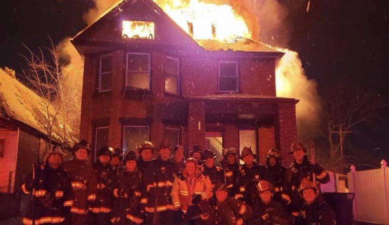 «Они позволили ему сгореть дотла»: Пожарные сделали селфи на фоне горящего дома вместо того, чтобы его тушить