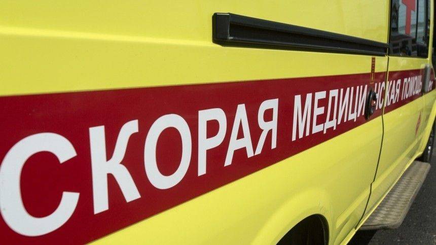 Иномарка вылетела на тротуар и сбила двоих пешеходов в Москве, один человек погиб