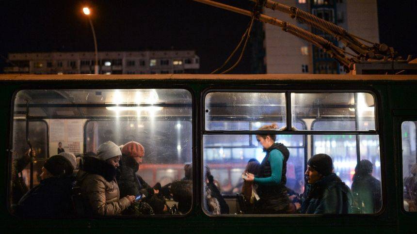 Иномарка лоб в лоб столкнулась с троллейбусом в Петербурге
