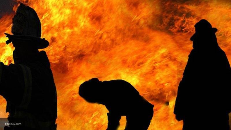 Пожарные ликвидировали горение на складе с пластиком в Подмосковье