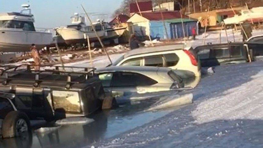 Видео: Около 30 автомобилей разом провалились под лед в Приморье