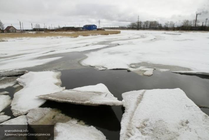 Около 30 машин рыбаков провалились под лед на острове во Владивостоке