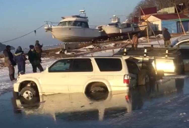 Около 30 машин любителей рыбалки провалились под лед во Владивостоке