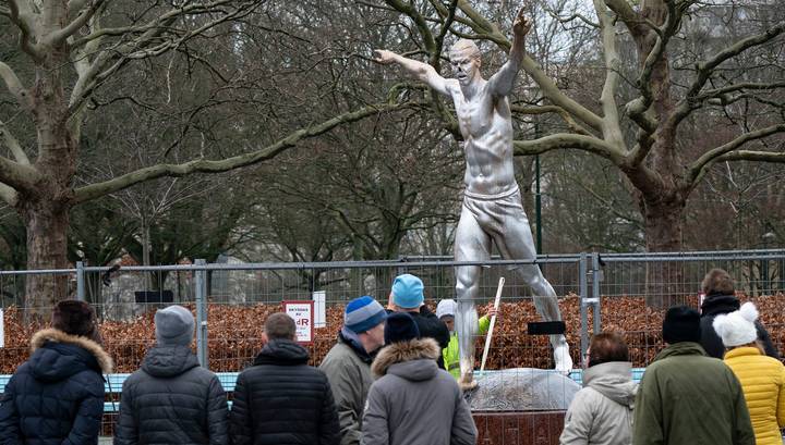 Фанаты свалили статую Ибрагимовича