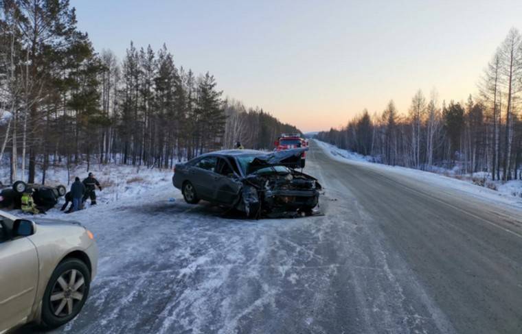 Пять человек пострадали и один погиб в столкновении двух авто под Иркутском