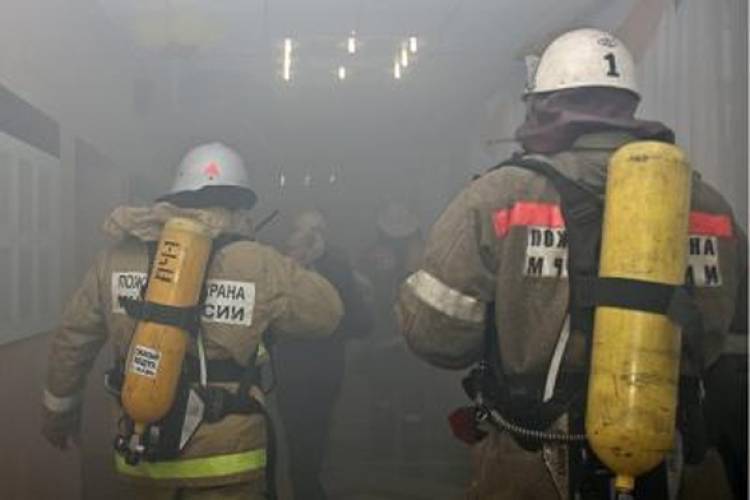 Пожарные устранили открытое горение на складе в подмосковных Мытищах