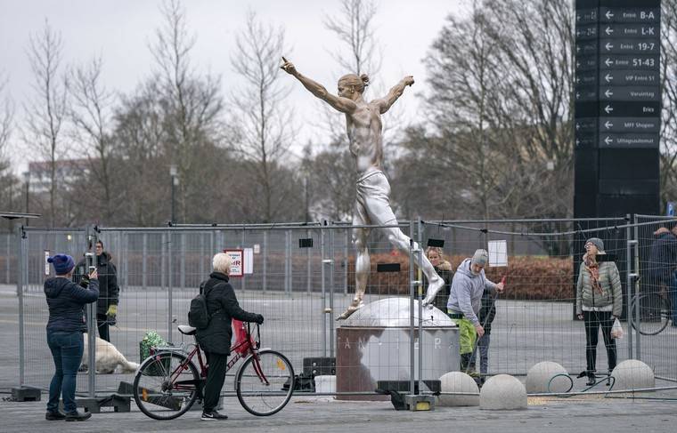 Шведские фанаты повредили статую Ибрагимовича на его родине