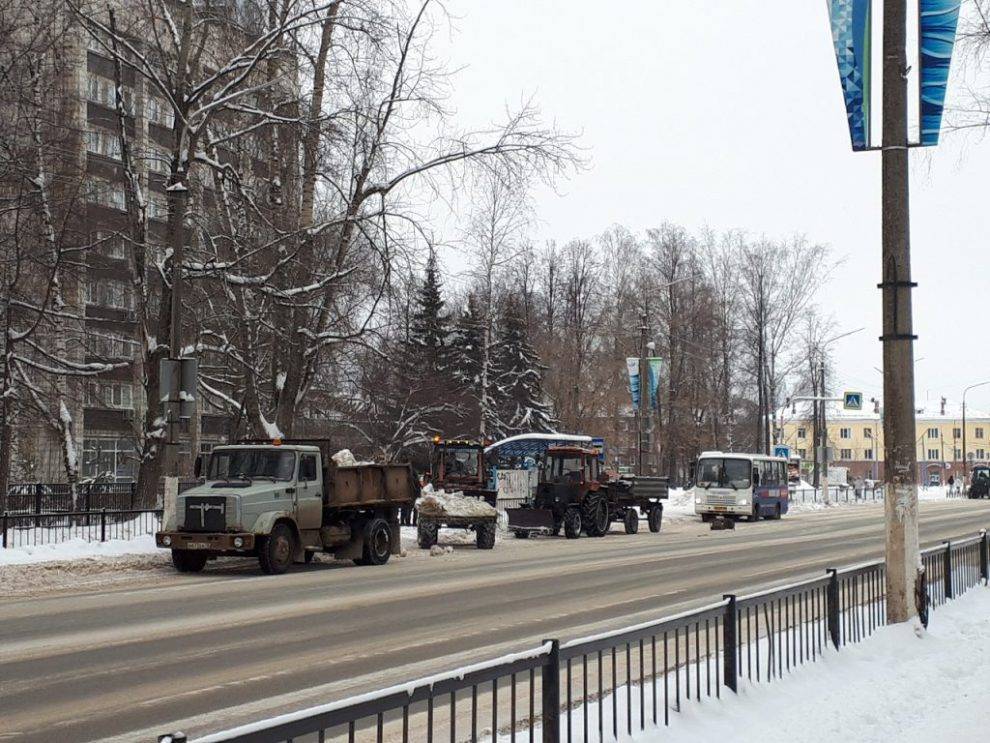 16 единиц техники по уборке снега работало в минувшие сутки на дорогах города