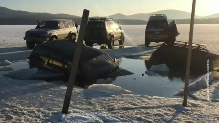 У берегов острова Русский десятки машин ушли под лед