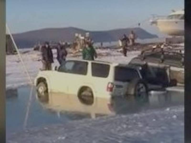 Около 30 автомобилей ушли под лед в Приморье