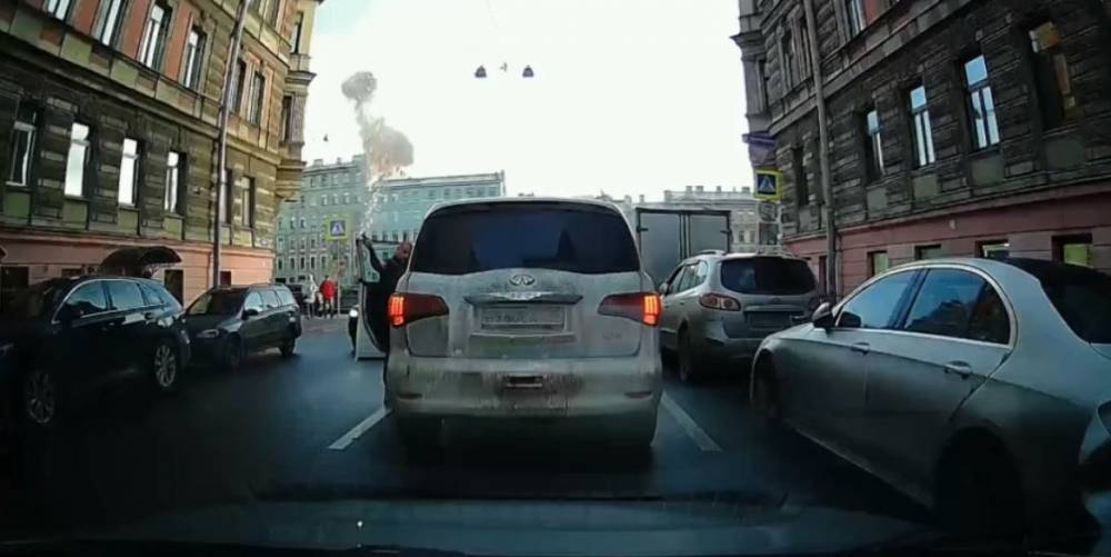 Буйный водитель Infiniti устроил стрельбу в воздух в центре Петербурга