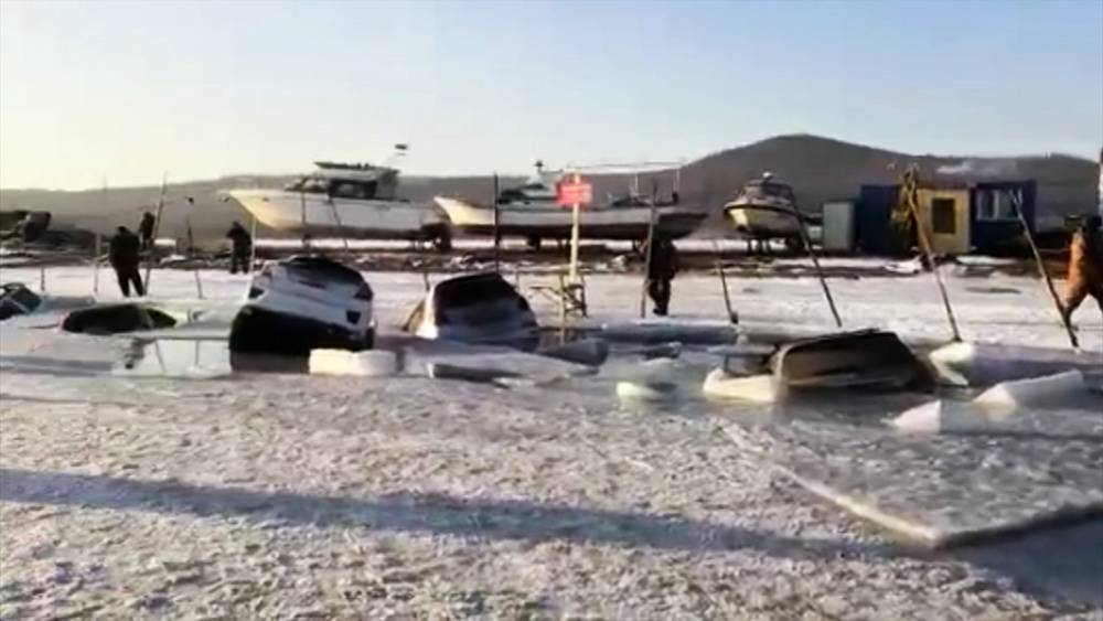 Во Владивостоке десятки машин провалились под лёд (видео)