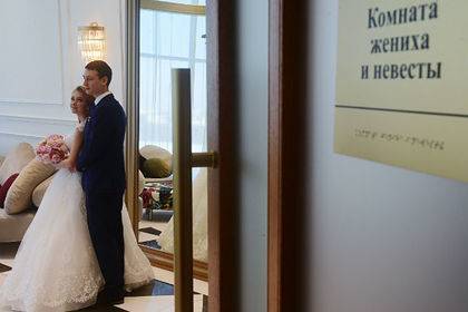 В России оценили инициативу изменить брачный возраст