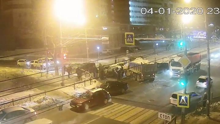 Водитель грузовика со снегом отправил в больницу женщину в Южно-Сахалинске. Видео
