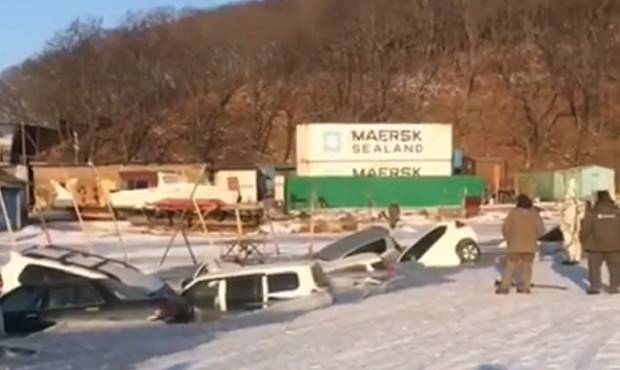 Во Владивостоке на острове Русский под лед провалились более 20 машин