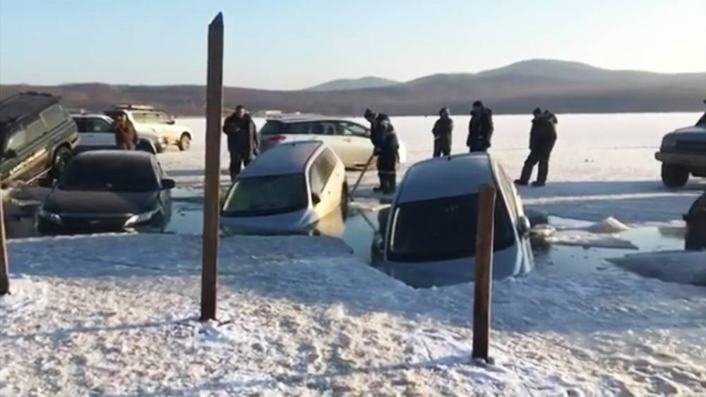 Во Владивостоке десятки автомобилей рыбаков провалились под лед