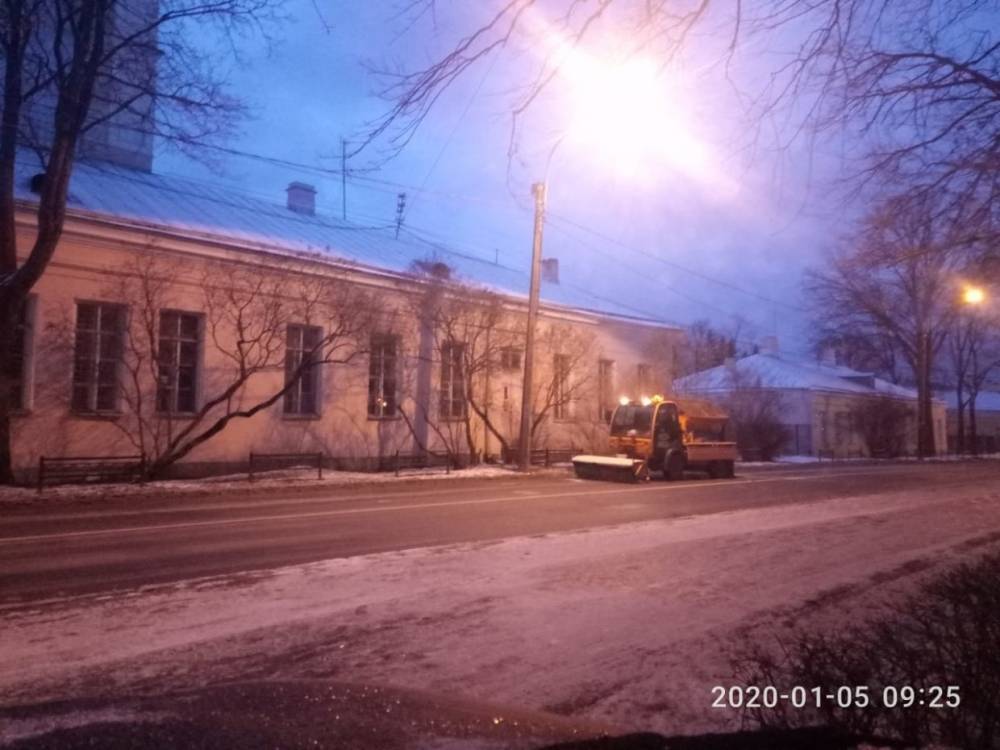 В Петродворцовом районе убрали улицы после ночной метели в Петербурге