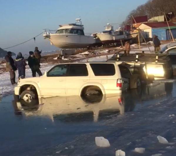 В Приморском крае около 30 автомобилей провалились под лёд