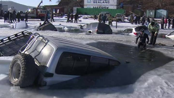 ЧП на острове Русский: около 30 машин местных рыбаков провалились под лед