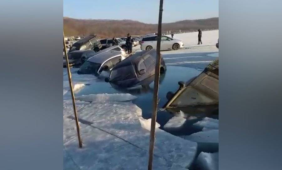 В Приморье около 30 автомобилей провалились под лед