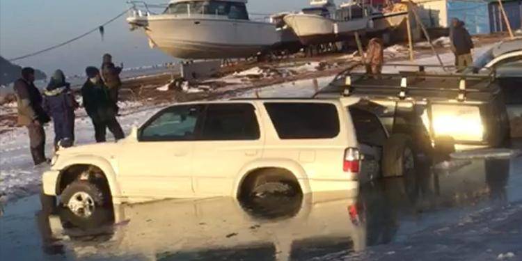 Жители Владивостока сняли на видео ушедшие под лед десятки машин