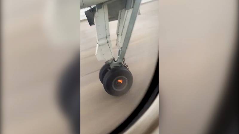 Во время взлёта у пассажирского самолёта отвалилось шасси (видео)