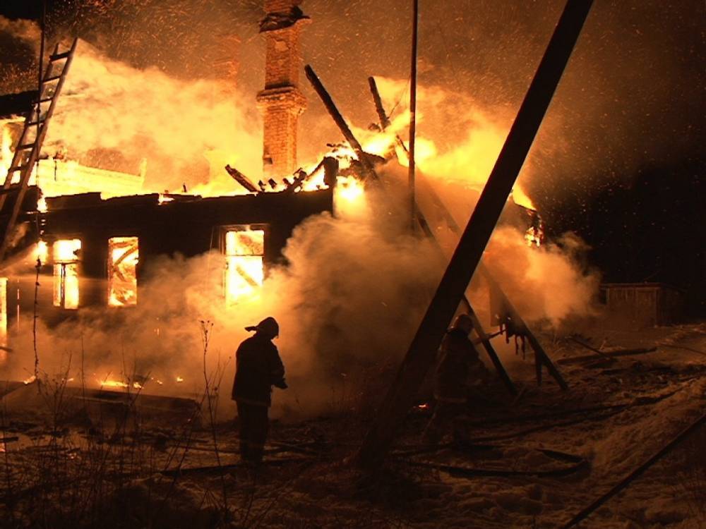 В Пудожском районе четыре человека сгорели заживо в деревянном бараке