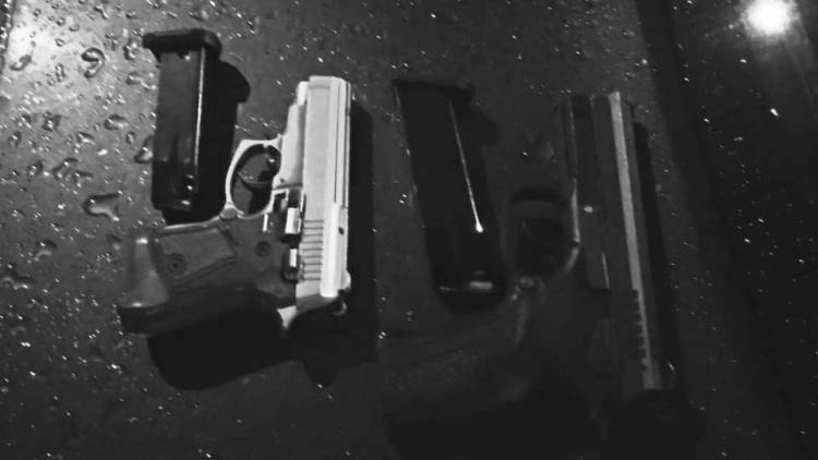 Пятеро мужчин во время задержания полицией Петербурга избавились от пистолетов