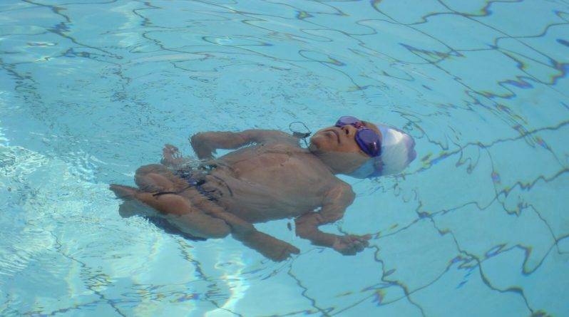 «Хрустальный» мальчик, сломавший больше 300 костей, стал международным чемпионом по плаванию