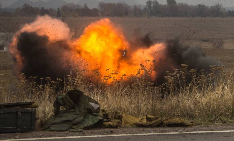 Грузовик с украинскими военными подорвался на мине ВСУ в Донбассе