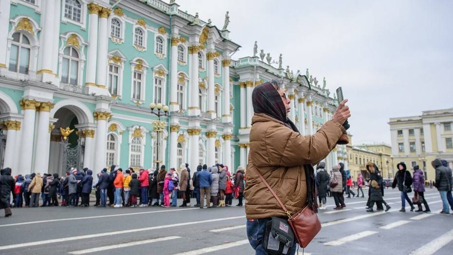 "Кто в очереди в Эрмитаж не стоял": туристы сетуют на гигантские очереди в музеи Петербурга