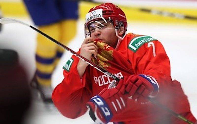 Российский хоккеист поцеловал герб и вызвал недоумение у шведов