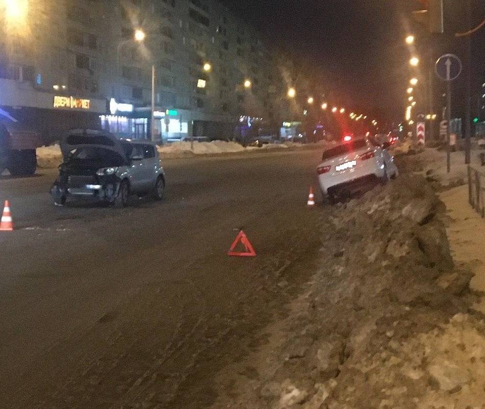 В Кемерове возле крупного гипермаркета разбились две машины