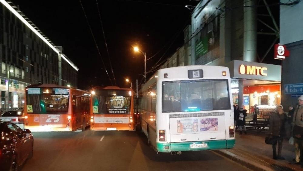 ДТП с автобусами произошло на площади Победы в Калининграде