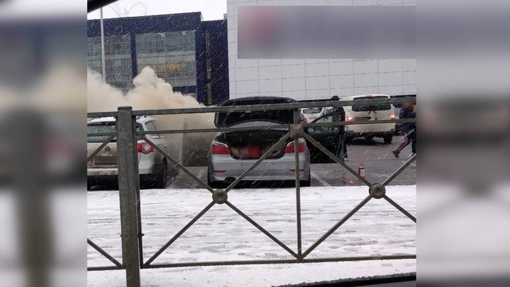 BMW вспыхнул на парковке в Калининграде