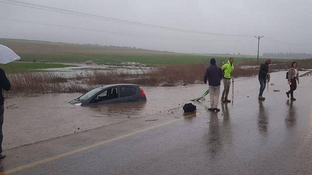 Наводнения на севере Израиля: машина с детьми ушла под воду, мужчину смыло потоком