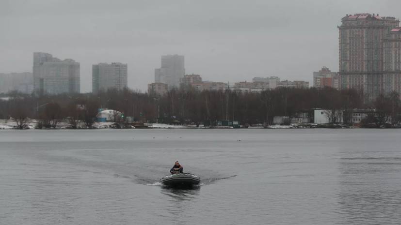 В Москве спасатели вытащили из реки пьяного мужчину
