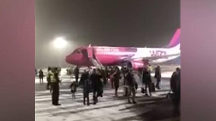 Лайнер венгерской Wizz Air загорелся на ВПП