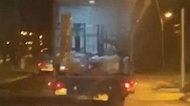 Видео: пьяный житель Ашдода угнал грузовик с водителем в кузове