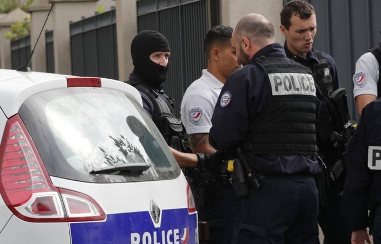 Преступник бросился с ножом на полицейских во Франции