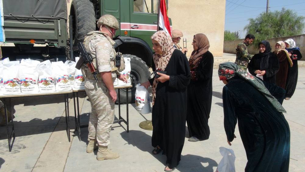 Российские военные провели гуманитарную акцию в сирийском Дейр-эз-Зоре