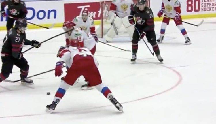 Капитан сборной Канады ударил российского хоккеиста клюшкой по лицу
