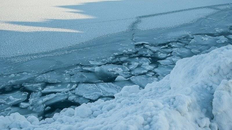 Спасатели достали большинство автомобилей, провалившихся под лед во Владивостоке