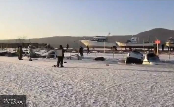 Во Владивостоке спасатели извлекли из воды десятки провалившихся под лед машин