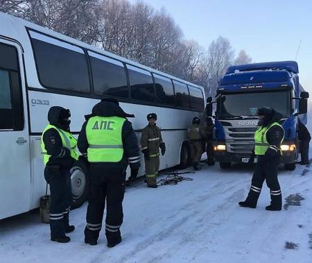 Полицейские и сотрудники МЧС помогли пассажирам сломавшегося на кузбасской трассе автобуса