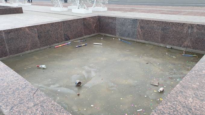 Петербуржцы жалуются на "грязь и уныние", вызванные новогодним мусором на Московской